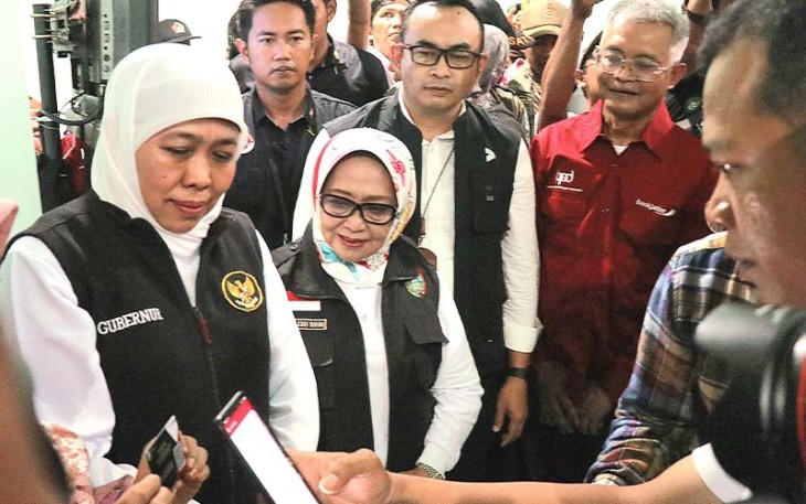 Kartu E-Retribusi Bank Jatim saat diserahkan oleh Direktur IT & Digital Bank Jatim Zulhelfi Abidin kepada Bupati Jombang Hj. Mundjidah Wahab dan disaksikan Gubernur Jawa Timur Hj. Khofifah Indar Parawansa yang sekaligus meresmikan Pasar Perak sebagai Pasar Smart Economy, Minggu (5/3/2023).