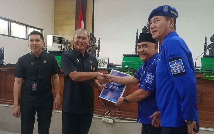 Surat pernyataan dukungan untuk AHY diserahkan oleh Ketua DPC Partai Demokrat Karanganyar, Tri Hariyadi, kepada Ketua PN Karanganyar, Agus Khomarudin, di ruang sidang Kartika PN Karanganyar.