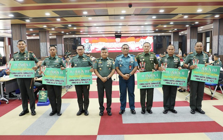 Foto bersama usai pemberian penghargaan kepada para pemenang Lomba Karya Jurnalistik (LKJ) TMMD ke-117, yang diikuti oleh 50 Dandim selaku Dansatgas TMMD, serta para insan media.