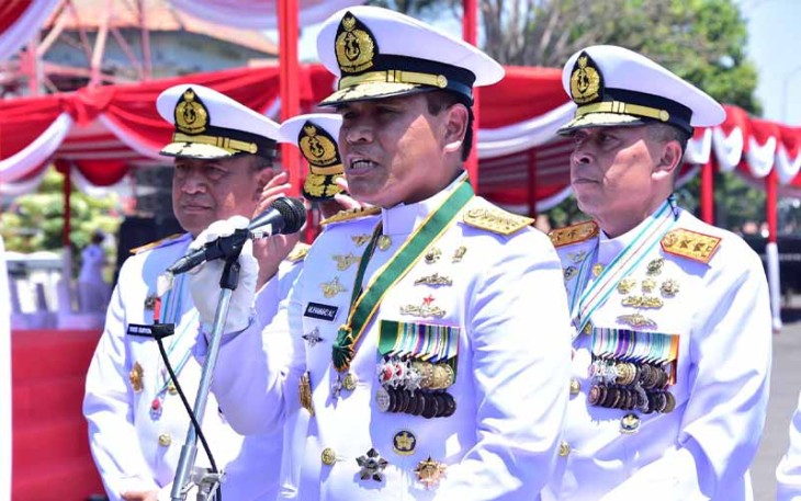 Kasal Laksamana TNI Muhammad Ali saat memberikan keterangan persnya kepada awak media seusai kegiatan Upacara HUT Ke-78 TNI AL bertempat di Koarmada II, Dermaga Ujung, Surabaya, Senin (11/09). 
