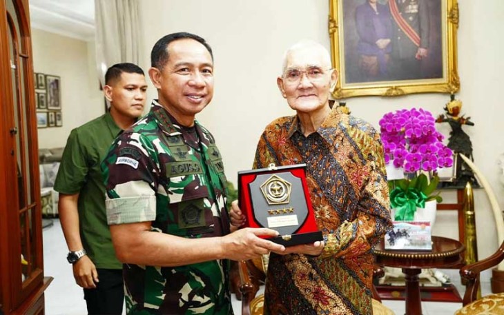 Panglima TNI Jenderal TNI Agus Subiyanto saat menyerahkan cindera mata kepada Sesepuh TNI Jenderal TNI (Purn) Try Sutrisno di Menteng, Jakarta-Pusat, Rabu (6/12/2023).