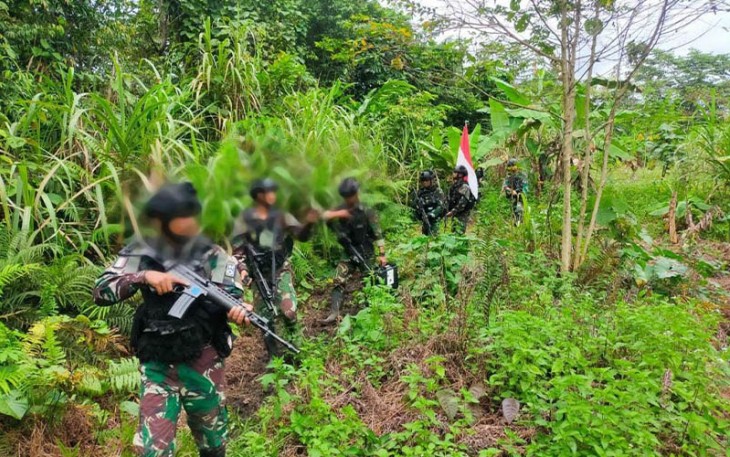 Pasukan TNI saat melumpuhkan lima anggota KKB