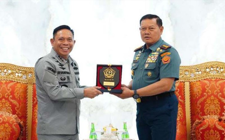 Panglima TNI Laksamana TNI Yudo Margono, S.E., M.M., saat menerima kunjungan kerja Kabakamla RI Laksdya TNI Dr. Irvansyah, S.H., di Mabes TNI, Cilangkap, Jakarta Timur, Kamis (21/9/2023).