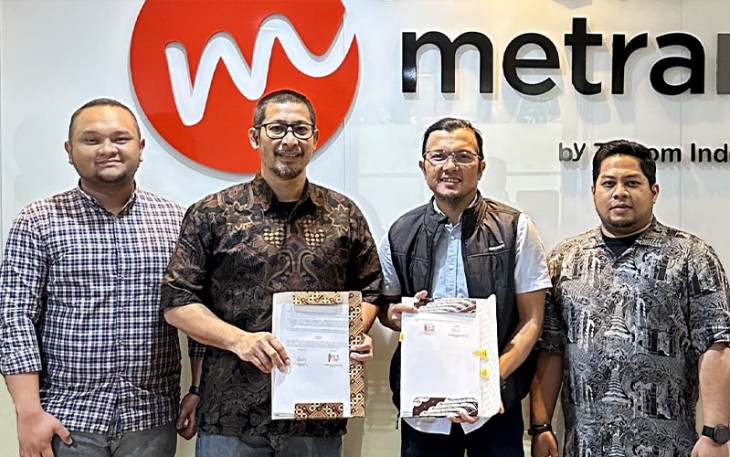 Direktur Bisnis Metranet, Faisal Yusuf (kedua dari kiri) bersama Direktur Utama Jayantara, Rakhmat Farunuddin (kedua dari kanan) didampingi Manager Sales Government Segment Metranet Hendra Sitepu (paling kiri) dan Head of Business Jayantara Delrizki Lutfi (paling kanan) usai penandatanganan kerja sama strategis antara Metranet dan Jayantara di Jakarta, beberapa waktu lalu. 