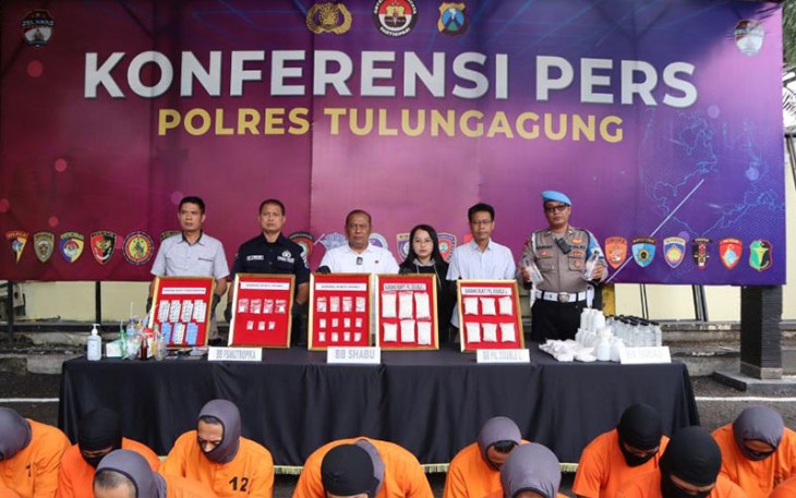 Konferensi Pers di depan Halaman Mapolres Tulungagung.