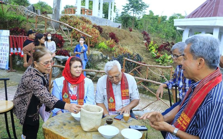 Tim Pra Revalidasi Toba Caldera UGG saat ke Samosir