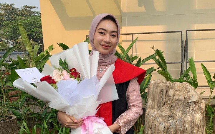 Putri Cholillah Azza, lulusan Program Studi Komunikasi Universitas Pertamina (UPER) angkatan 2019. 