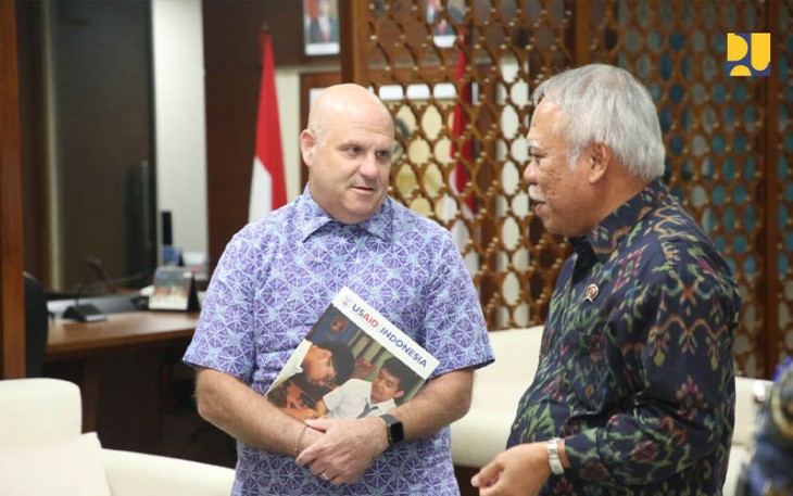 Menteri PUPR Basuki Hadimuljono saat menerima kunjungan dari USAID Mission Director Indonesia Jeffery Cohen dan Director Environment Office USAID Indonesia Brian Dusza di Kantor Pusat Kementerian PUPR, Jumat (15/09/2023). 