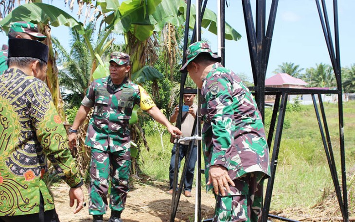 Tim Wasev TMMD Sterad dan rombongan, saat meninjau Sumur Bor di area SDN 104