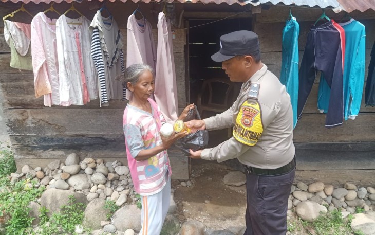 Bhabinkamtibmas Polres Kaur Salurkan Bantuan ke Warga yang Membutuhkan