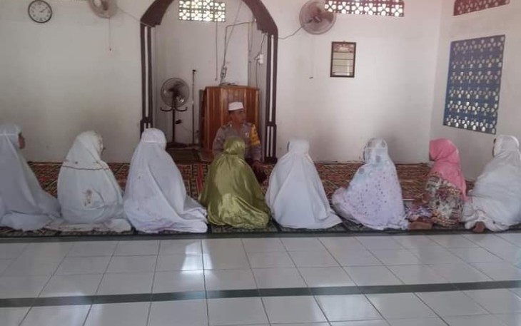 Bhabinkamtibmas Mengajar Tata Cara Salat di Masjid Al-Iqra  Enggano