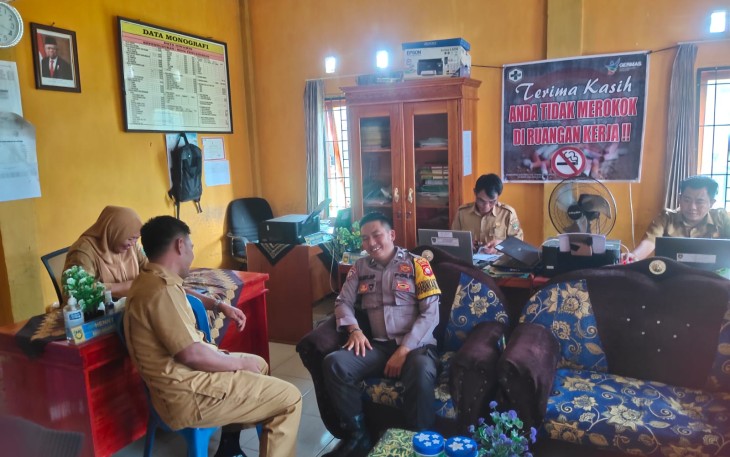 Sambangi Warga, Bhabinkamtibmas  Polsek Kedurang Sampaikan Imbauan Kamtibmas