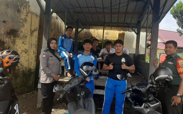 Bhabinkamtibmas Bersama Babinsa Sampaikan Imbauan Kamtibmas Kepada Pelajar Nongkrong  