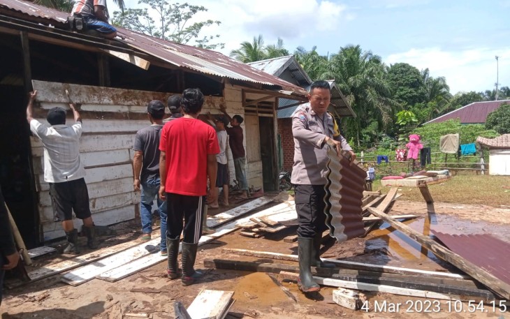 Bhabinkamtibmas dan Warga Saat Membantu Memperbaiki Rumah Warga Yang Rusak Akibat Puting Beliung