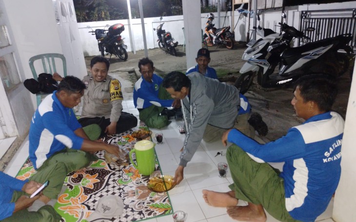 Bhabinkamtibmas Saat Laksanakan Patroli Malam Bersama Linmas