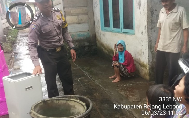 Personel Polsek Curup Saat Evakuasi Rumah Warga Terendam Banjir 