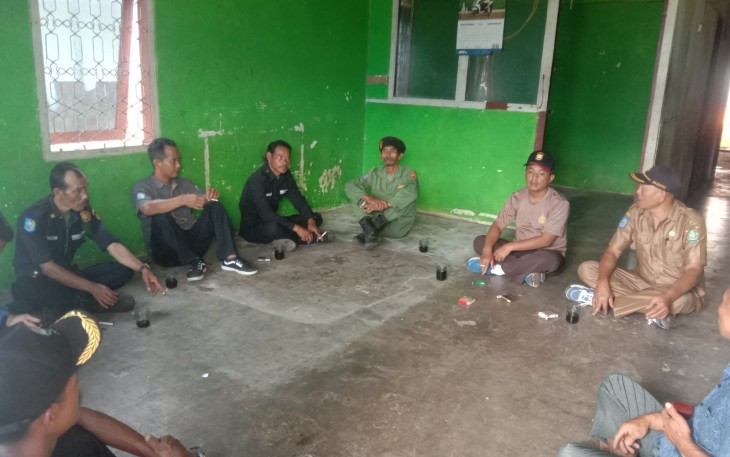 Bhabinkamtibmas Polsek Lebong Selatan Bantu Warga Membersihkan KUD Mangkurajo
