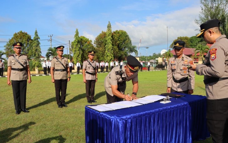 Kapolres Seluma Saat Pimpin Sertijab 2 Kapolsek dan 2 Kasi