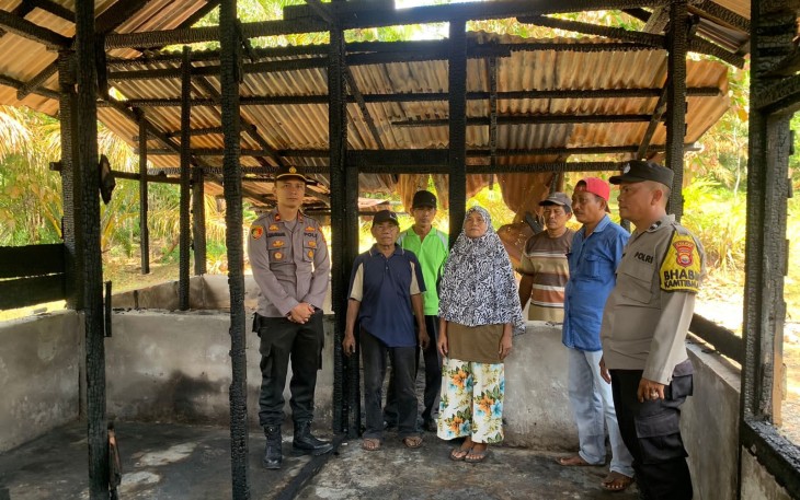 Polsek Giri Mulya Salurkan Bantuan Kepada Korban Musibah Kebakaran