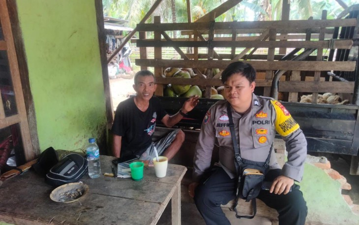 Anggota Bhabinkamtibmas Saat Sambangi Warga Binaannya