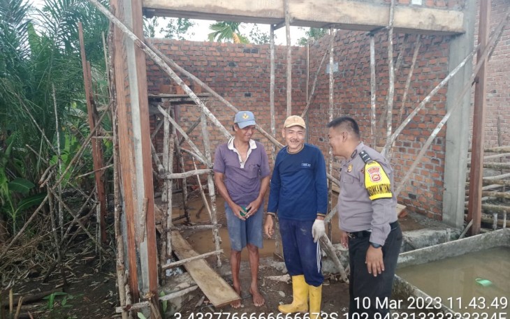 Hadir Ditengah Masyarakat, Bhabinkamtibmas Polsek Kotapadang Bantu Kegiatan Masyarakat