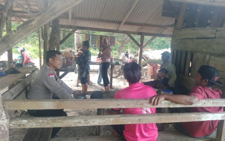 Polsek Enggano Saat Dengarkan Curhatan Warga Soal Sampah 