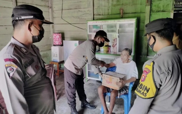 Kapolsek Enggano Salurkan Sembako ke Warga Kurang Mampu