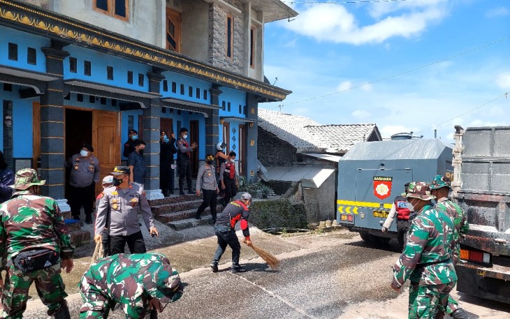 TNI, Polri Bantu Bersihkan Jalan Dampak Abu Vulkanik Erupsi Merapi