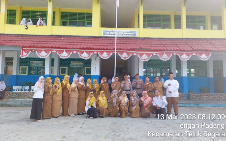 Kapolsek Teluk Segara Jadi Pembina Upacara di SMPN 03 Kota Bengkulu