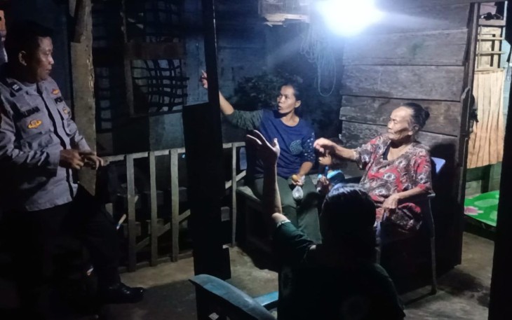 Hadir di Tengah Masyarakat, Personil Polsek Air Besi Sambangi Warga