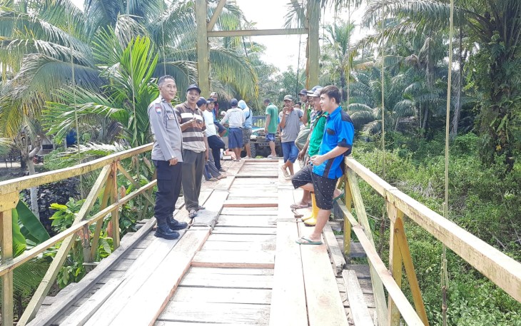 Wujud Sinergitas, Bhabinkamtibmas Polsek Seginim  Bersama Warga Gotong Royong Perbaiki Jembatan