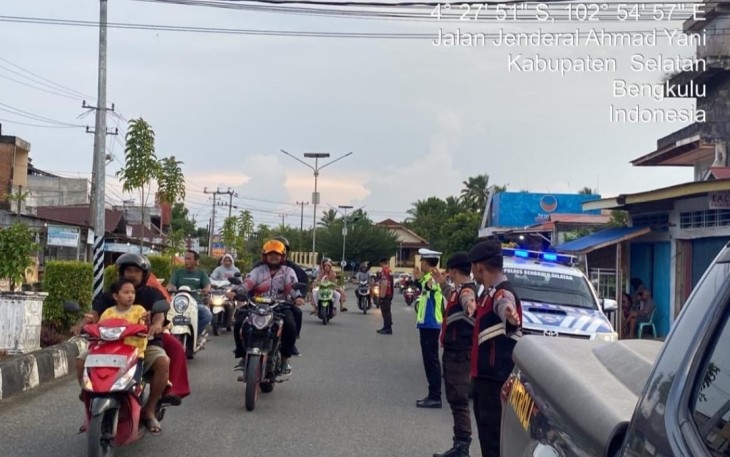 Satlantas Polres Bengkulu Selatan Gelar Gatur Lalin di Pasar Tumpah Kota Manna 