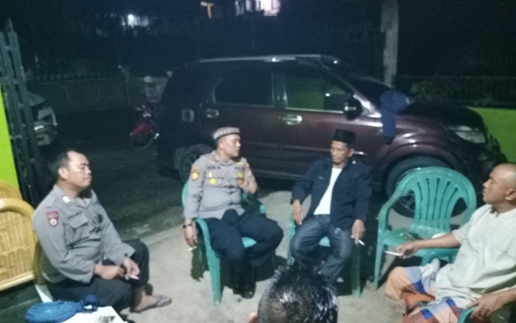 Diskusi Malam Kapolsek Batik Nau Sambangi Warga