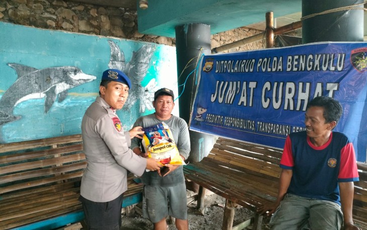 Jumat Curhat, Ditpolairud Polda Bengkulu Bagikan Paket Beras ke Kelompok Nelayan Lumba Lumba