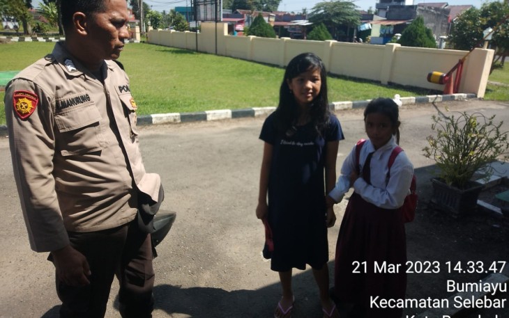 Tak Dijemput keluarga, Bhabinkamtibmas ini Antarkan Siswa SDN 16 ke Keluarganya