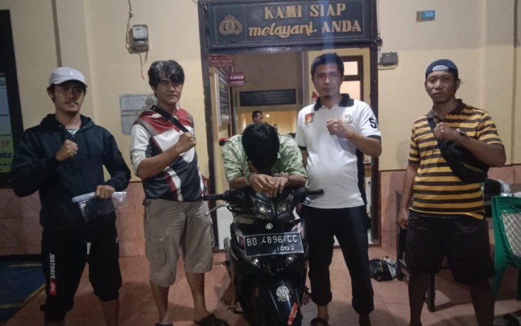 Terduga Pelaku Saat Diamankan di Polsek Teluk Segara