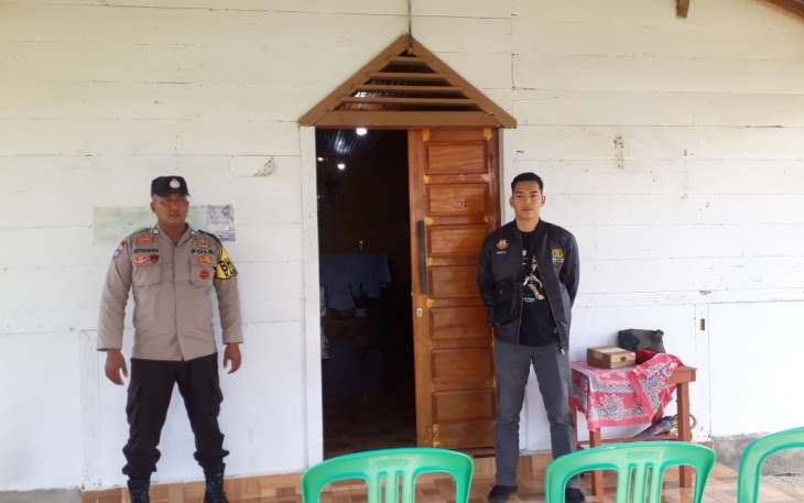 Personel Polsek Bermani Ulu Lakukan Pengamanan Ibadah Mingguan di Gereja