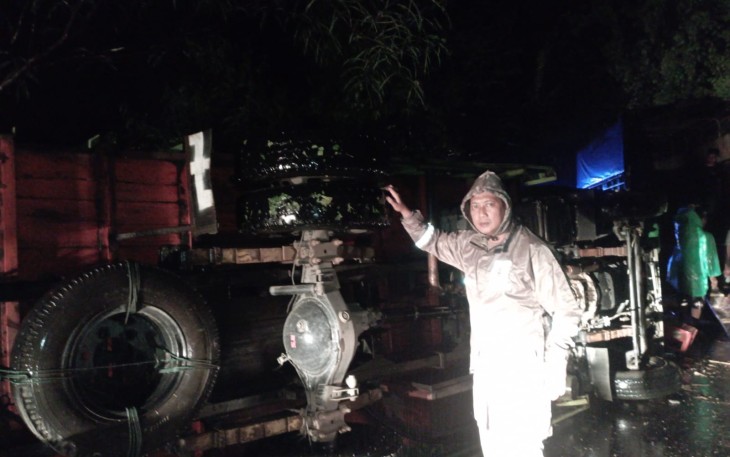 Hujan Deras Tanah Longsor, Sebabkan Truk Terguling dan 5 Rumah Tertimpa Pohon Tumbang