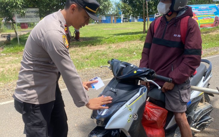 Polsek Giri Mulya Beri Imbauan dan Pasang Stiker Tertib Berlalu Lintas