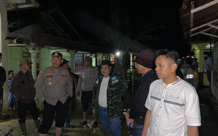 Bersama Wabup, Kapolres Lebong Pantau Banjir dan Beri Semangat