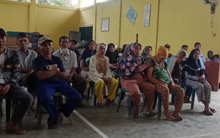 Bhabinkamtibmas Polsek Giri Mulya Dampingi Penyaluran Bansos