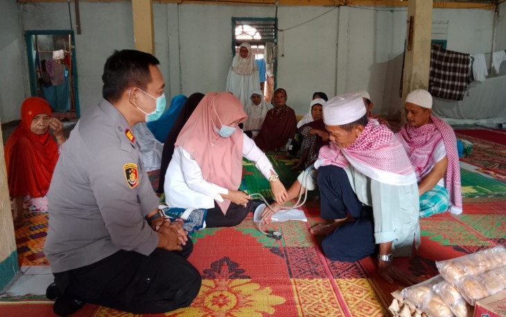 Kapolsek Lubuk Pinang Bersama Tim Kesehatan Puskesmas Cek Kesehatan Jemaah Suluk Tarekat Naqsabandiyah