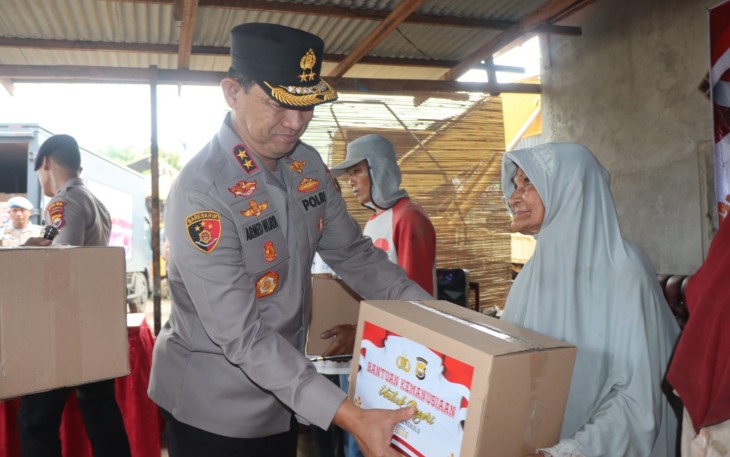  Kapolda Bengkulu Bagikan 125 Paket Sembako Kepada Warga TPA Air Sebakul