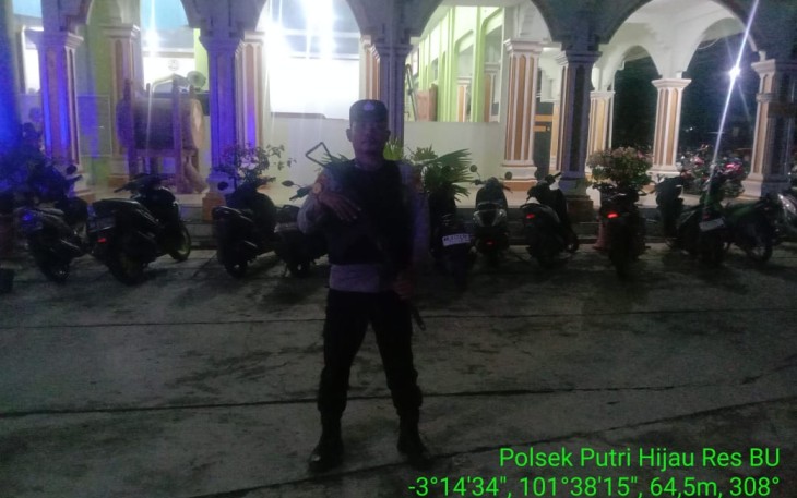 Cegah Terjadinya Kejahatan, Personel Polsek Putri Hijau Lakukan Pengamanan Salat Tarawih
