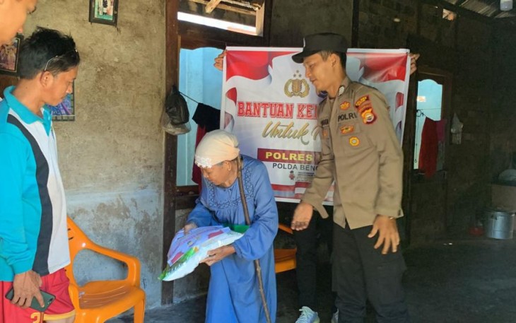 Terima Bansos dari Polsek Kaur Utara, Ibu Ratna Sampaikan Terimakasih