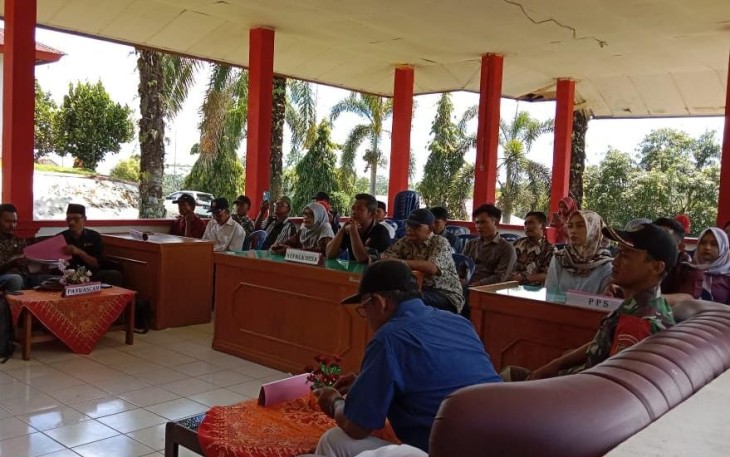 Polsek Giri Mulya Hadiri Rapat Pleno Terbuka Hasil Rekapitulasi DPHP Pemilu 2024 di Sekretariat PPS Kecamatan Giri Mulya