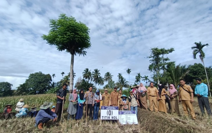 Pastikan Pembangunan Desa Sesuai Aturan Kapolsek Kerkap Turun Kelapangan.