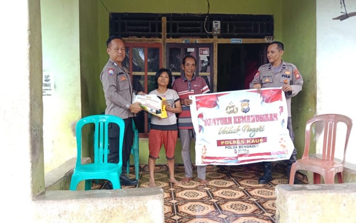 Giliran Warga Desa Tinggi Ari Terima Bansos dari Polsek Tanjung Kemuning