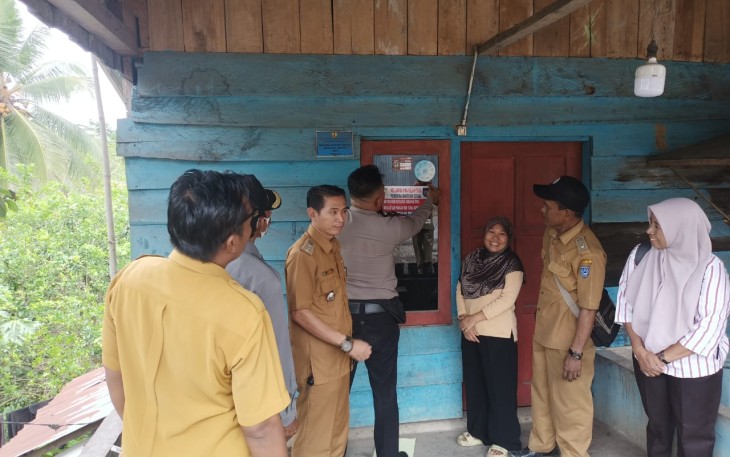 Bhabinkamtibmas Polsek Batik Nau Dampingi Tim Pendamping Desa Tempelkan Stiker di Rumah Warga