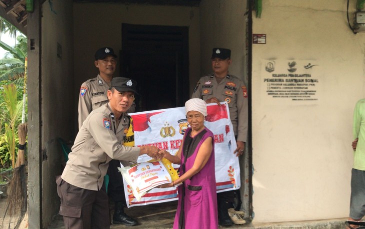 Ibu Asmawati Terima Bansos dari Polsek Kaur Selatan